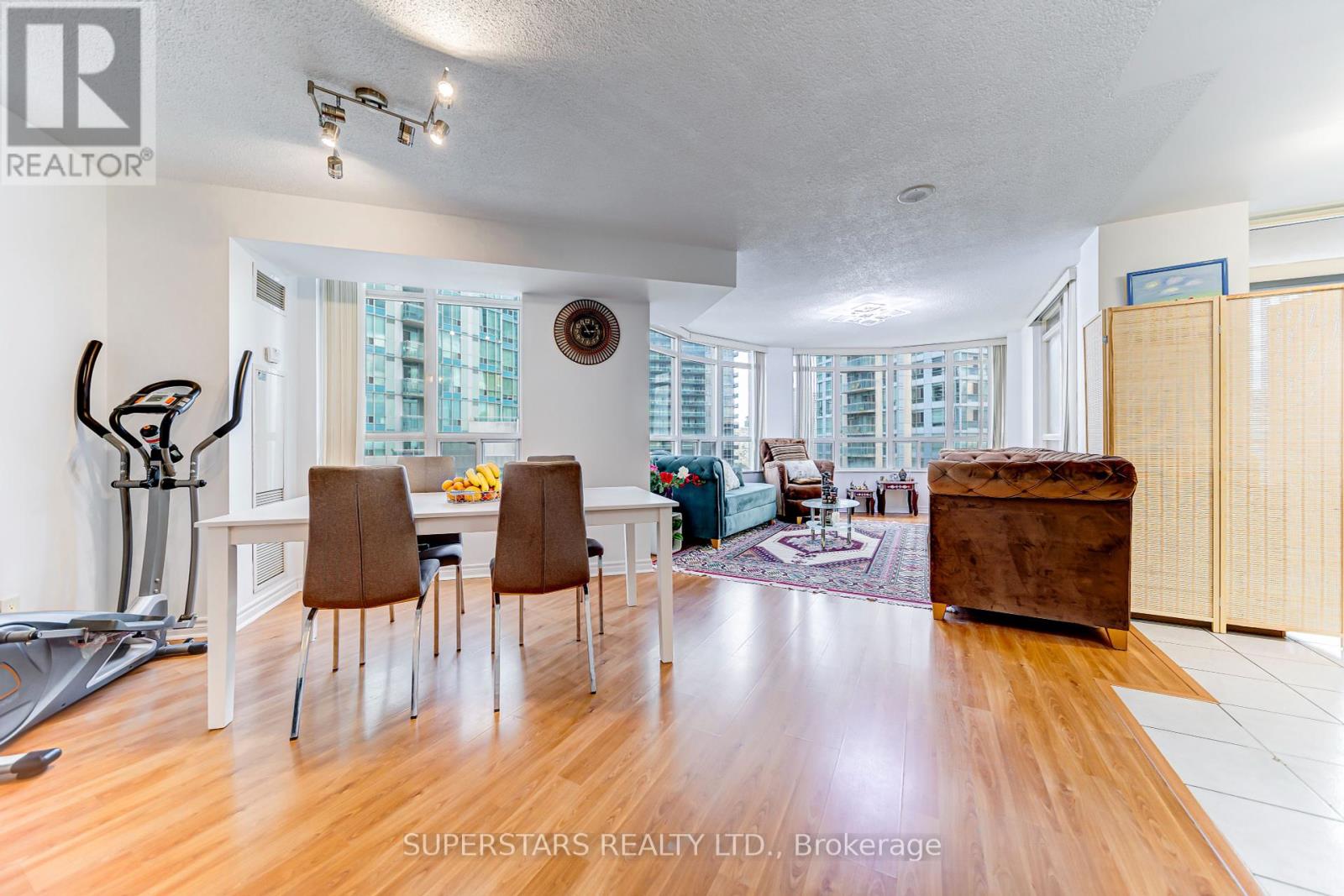 1225 - 3888 Duke Of York Boulevard, Mississauga, Ontario  L5B 4P5 - Photo 1 - W12126107