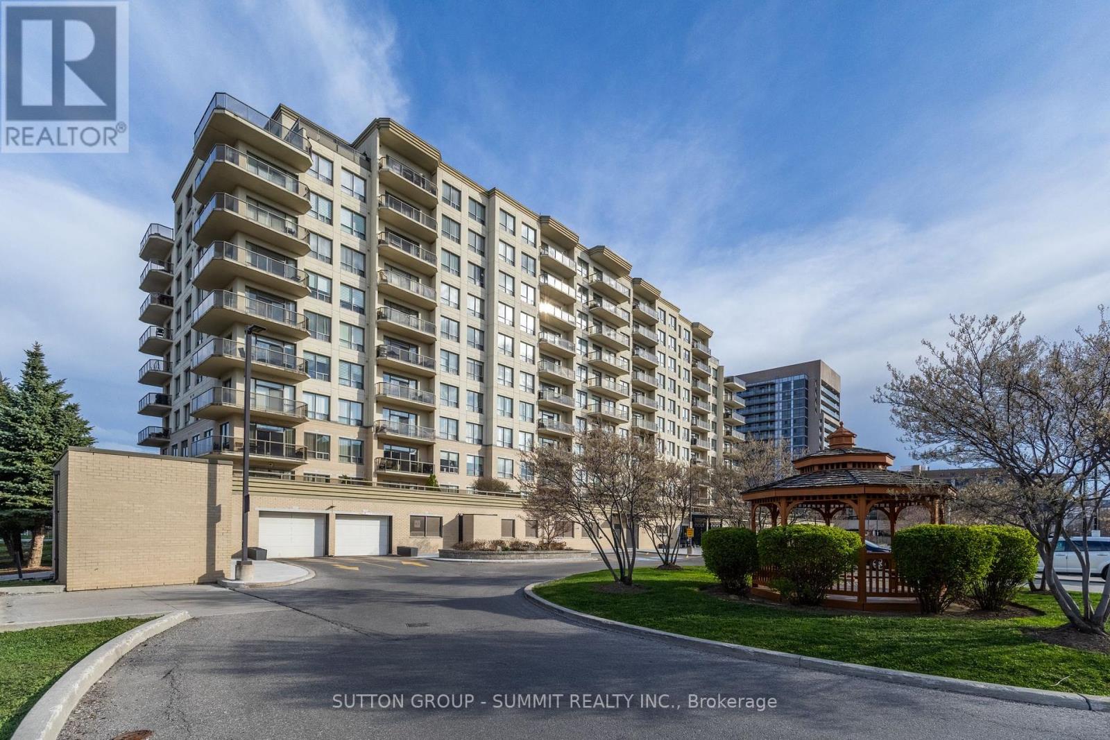 301 - 1998 Ironestone Drive, Burlington, Ontario  L7L 7P7 - Photo 2 - W12126127