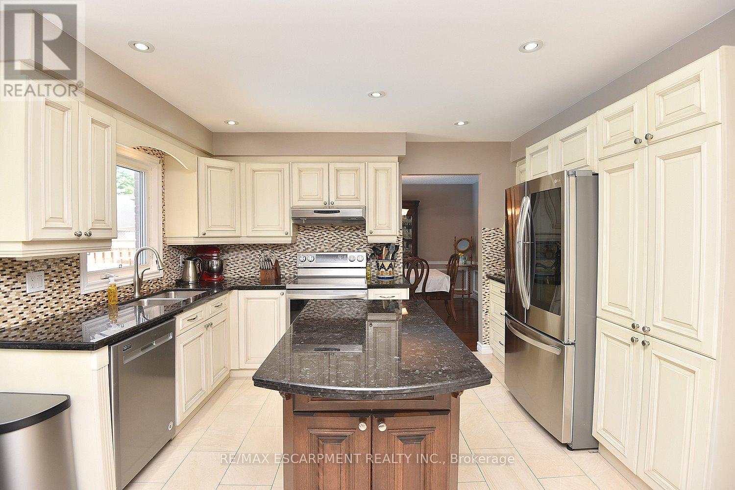 3 Suter Crescent, Hamilton, Ontario  L9H 6R6 - Photo 7 - X12126101