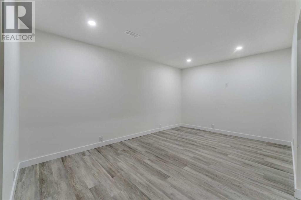 946 Berkley Drive Nw, Calgary, Alberta  T3K 1A2 - Photo 24 - A2217513