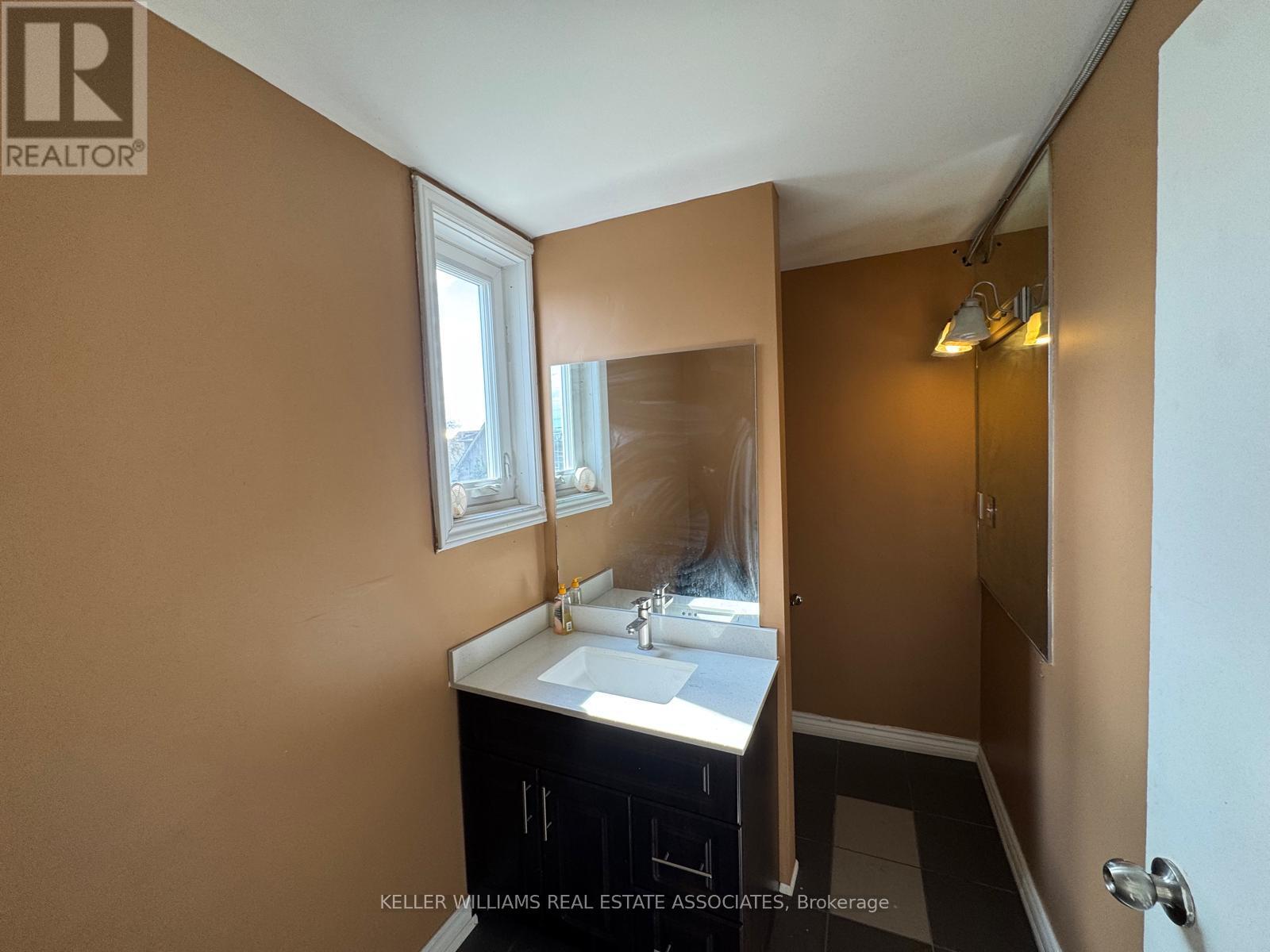 Upper Level - 755 Lakeshore Road E, Mississauga, Ontario  L5E 1C6 - Photo 4 - W12126135