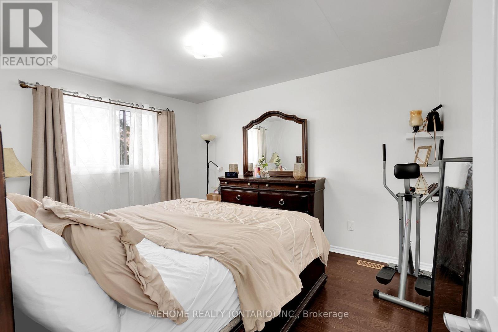 1508 Sandgate Crescent, Mississauga, Ontario  L5J 2E5 - Photo 13 - W12126146