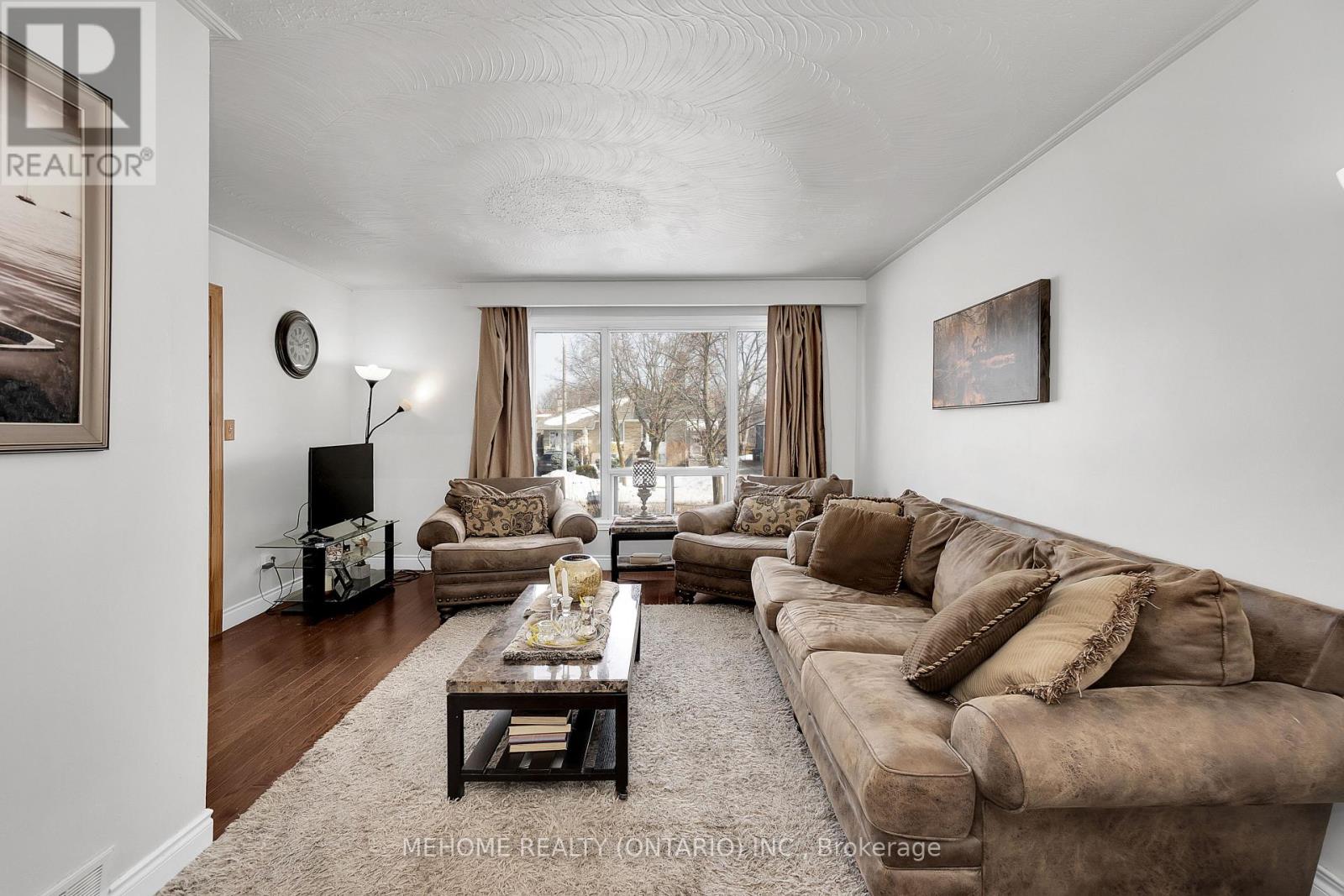 1508 Sandgate Crescent, Mississauga, Ontario  L5J 2E5 - Photo 3 - W12126146