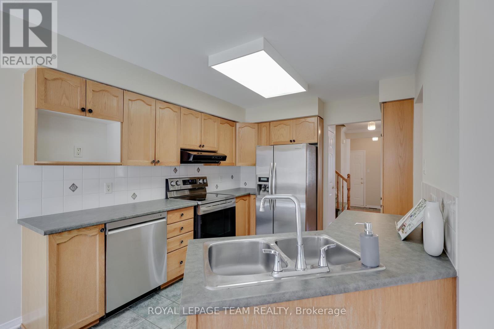 8 Bellrock Drive, Ottawa, Ontario  K2K 3J4 - Photo 17 - X12126188