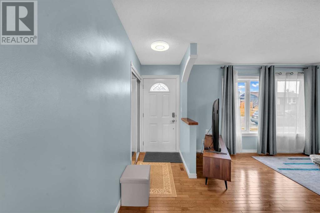 335 Madeira Close Ne, Calgary, Alberta  T2A 4N7 - Photo 4 - A2210878