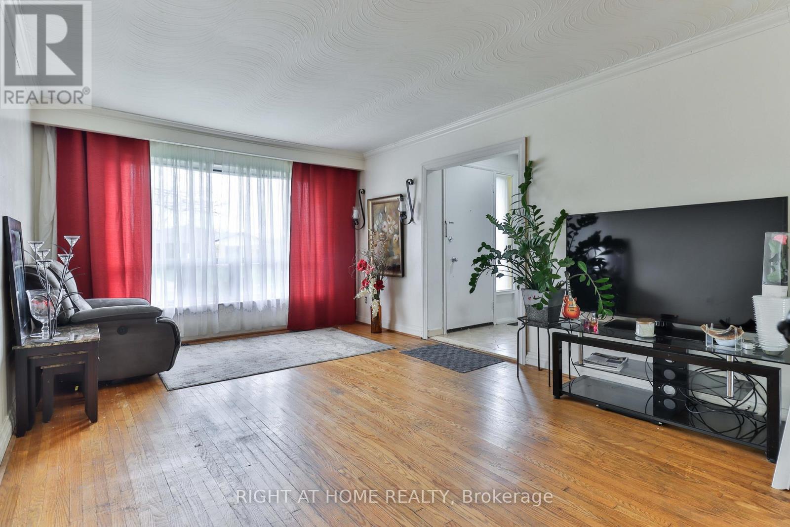 14 Midden Crescent, Toronto, Ontario  M9R 3L8 - Photo 12 - W12125366