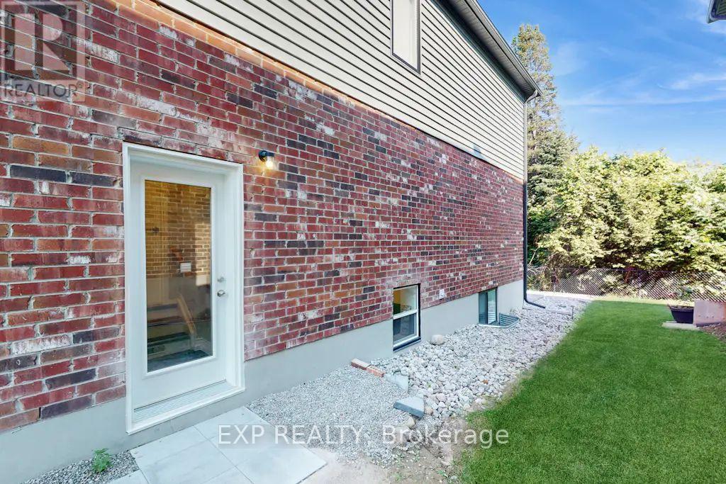 Lower - 967 Wright Drive, Midland, Ontario  L4R 0E4 - Photo 3 - S12126201