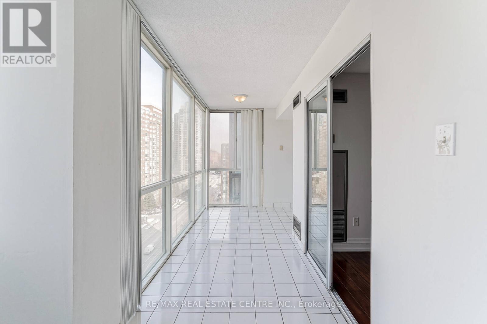 1407 - 350 Webb Drive, Mississauga, Ontario  L5B 3W4 - Photo 18 - W12126206