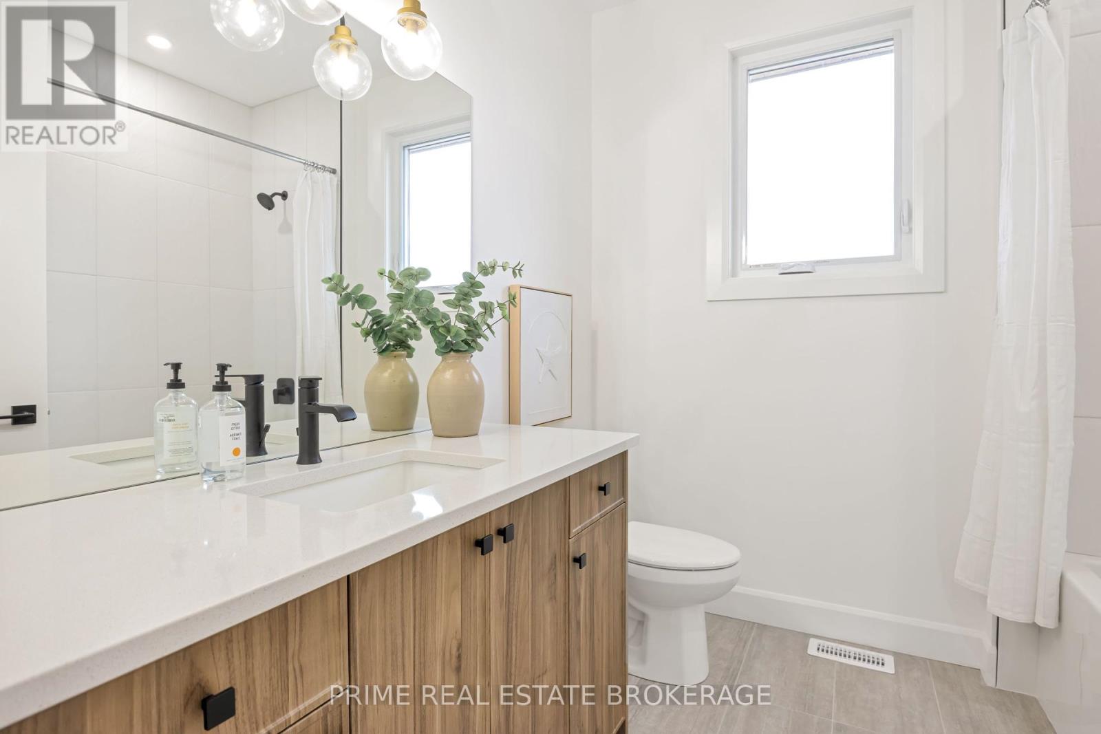 49 - 14 Coastal Crescent, Lambton Shores, Ontario  N0M 1T0 - Photo 11 - X12117026