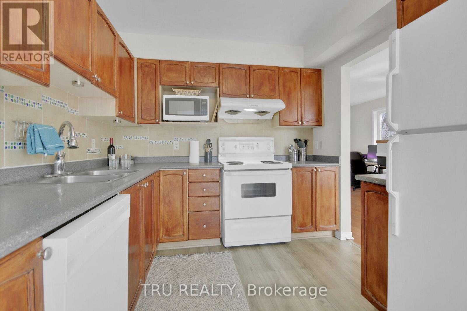 33 Highmont Court, Ottawa, Ontario  K2T 1B3 - Photo 14 - X12117280