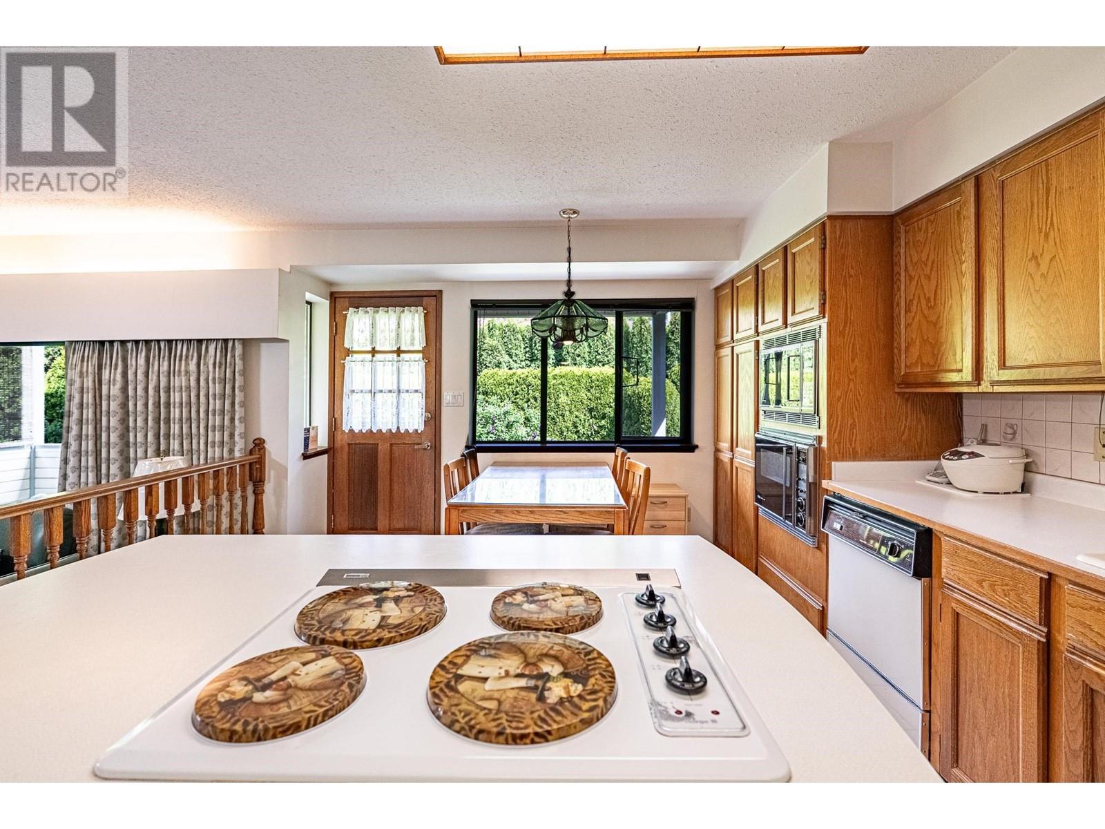 2117 Knightswood Place, Burnaby, British Columbia  V5A 4B9 - Photo 13 - R2998509