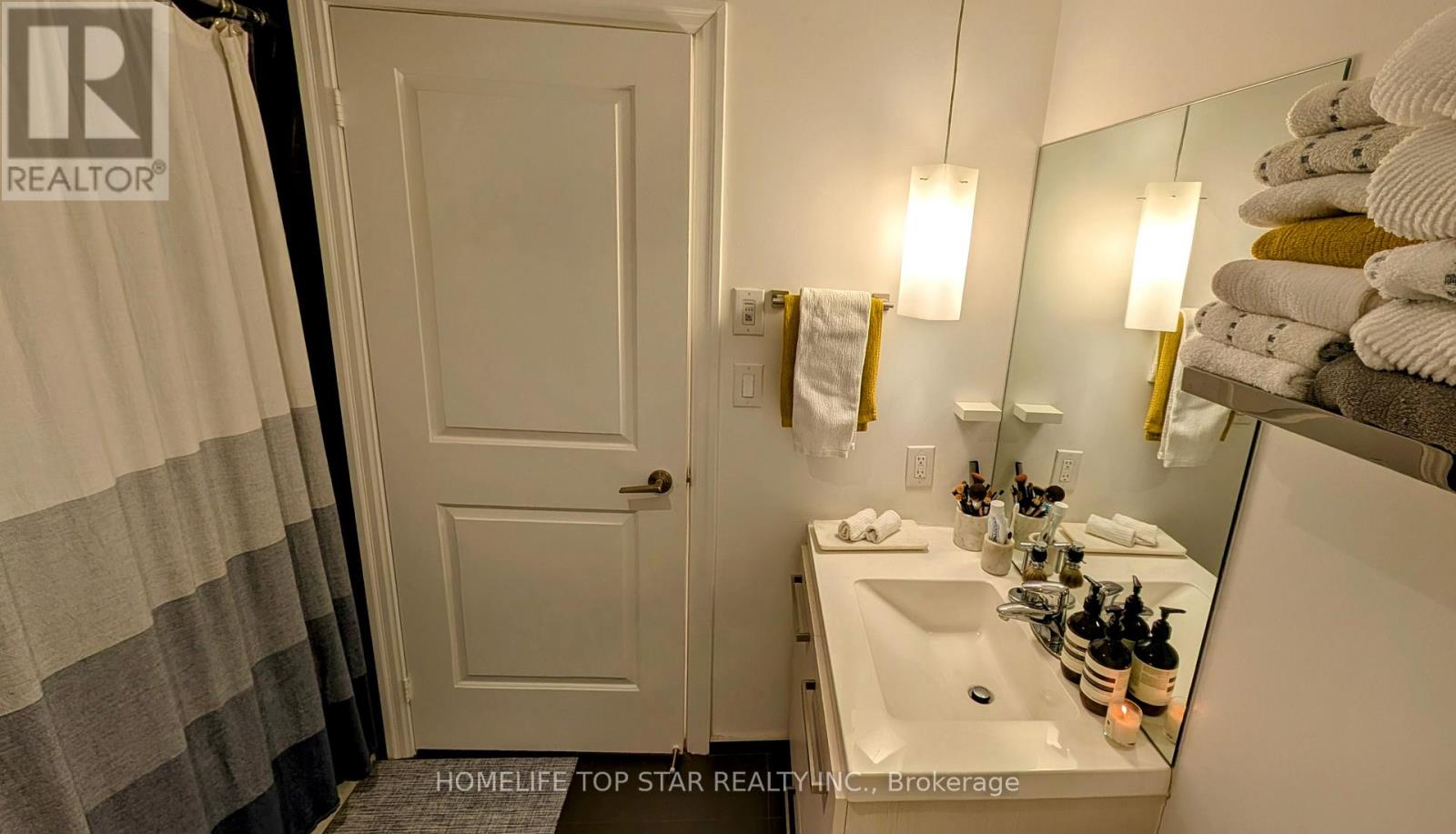 1708 - 8 The Esplanade Avenue, Toronto, Ontario  M5E 0A6 - Photo 11 - C12125694