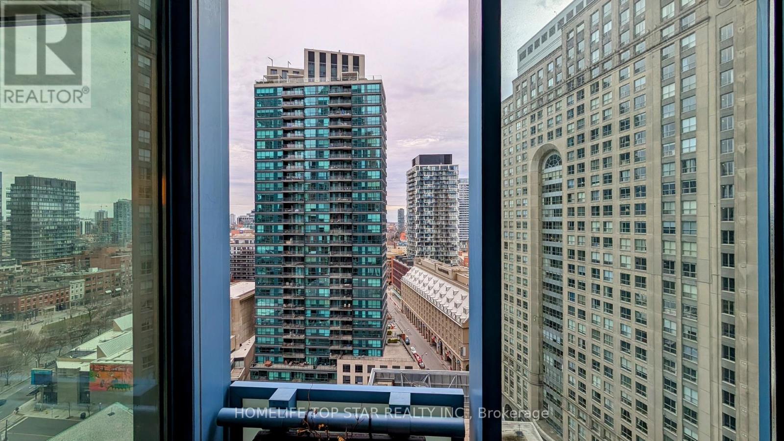 1708 - 8 The Esplanade Avenue, Toronto, Ontario  M5E 0A6 - Photo 3 - C12125694