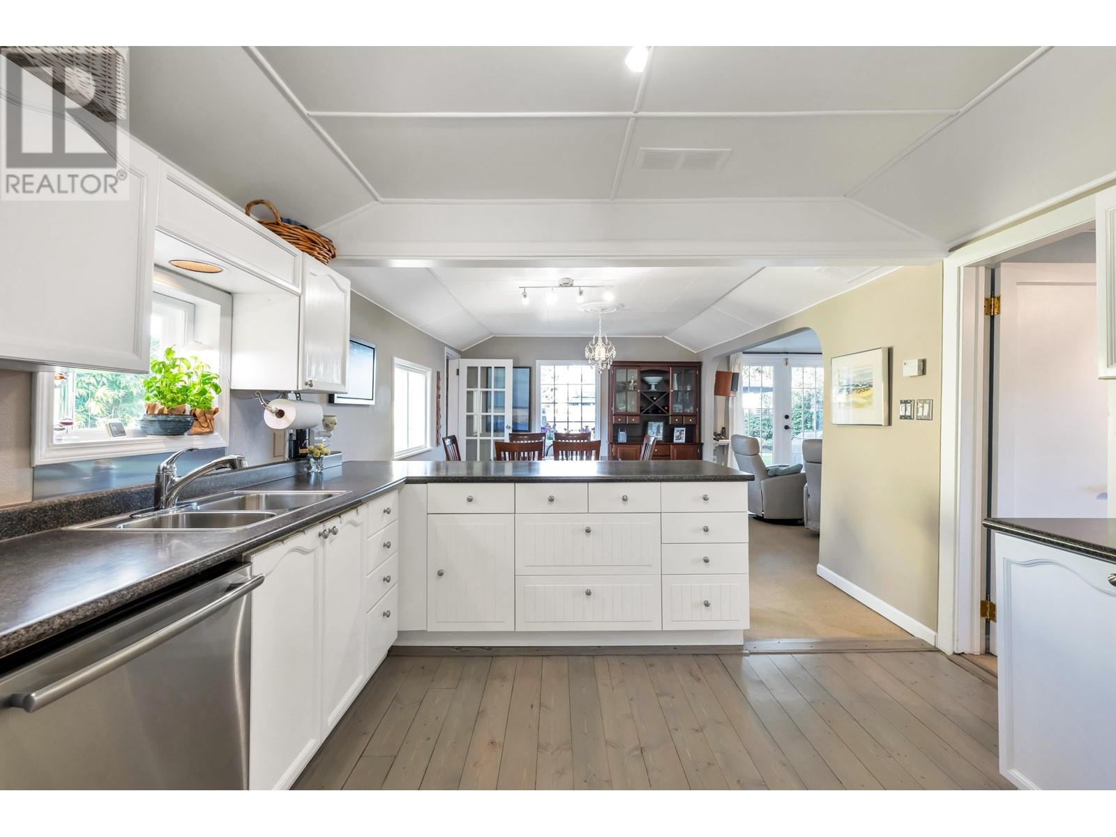 Property at 165 66A STREET image 4