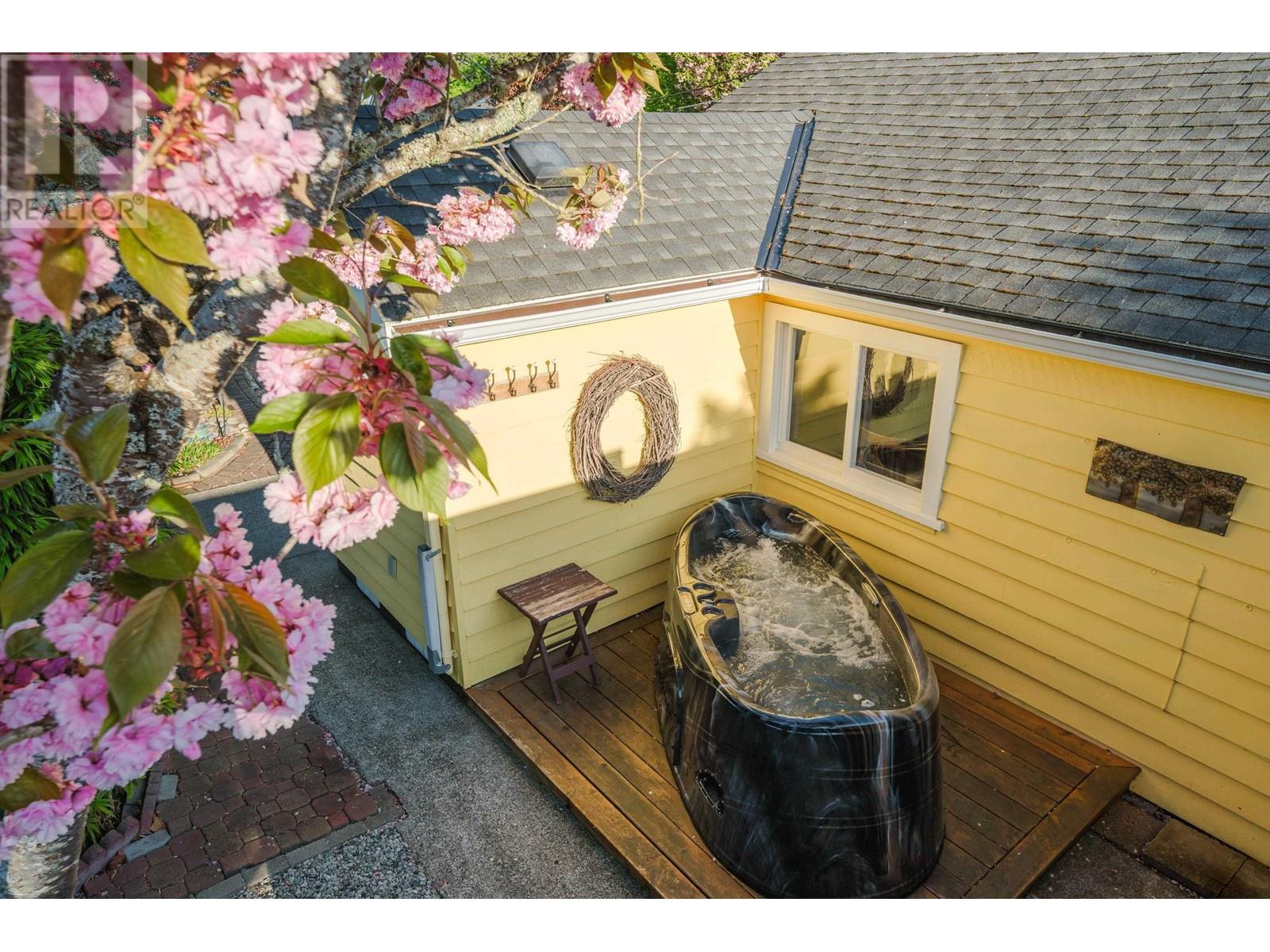 Property at 165 66A STREET image 3