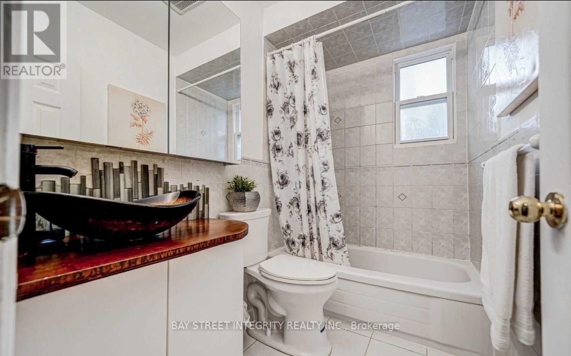 Main 416 Browndale Crescent, Richmond Hill, Ontario  L4C 3J4 - Photo 12 - N12126301