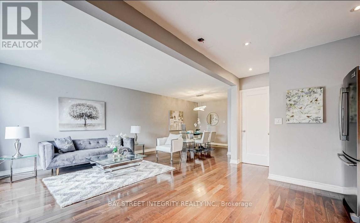 Main 416 Browndale Crescent, Richmond Hill, Ontario  L4C 3J4 - Photo 4 - N12126301