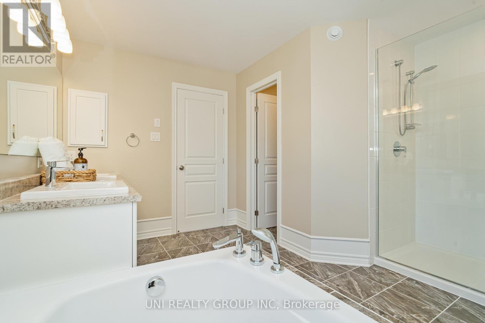 172 Cambie Road, Ottawa, Ontario  K1X 0A7 - Photo 34 - X12126374