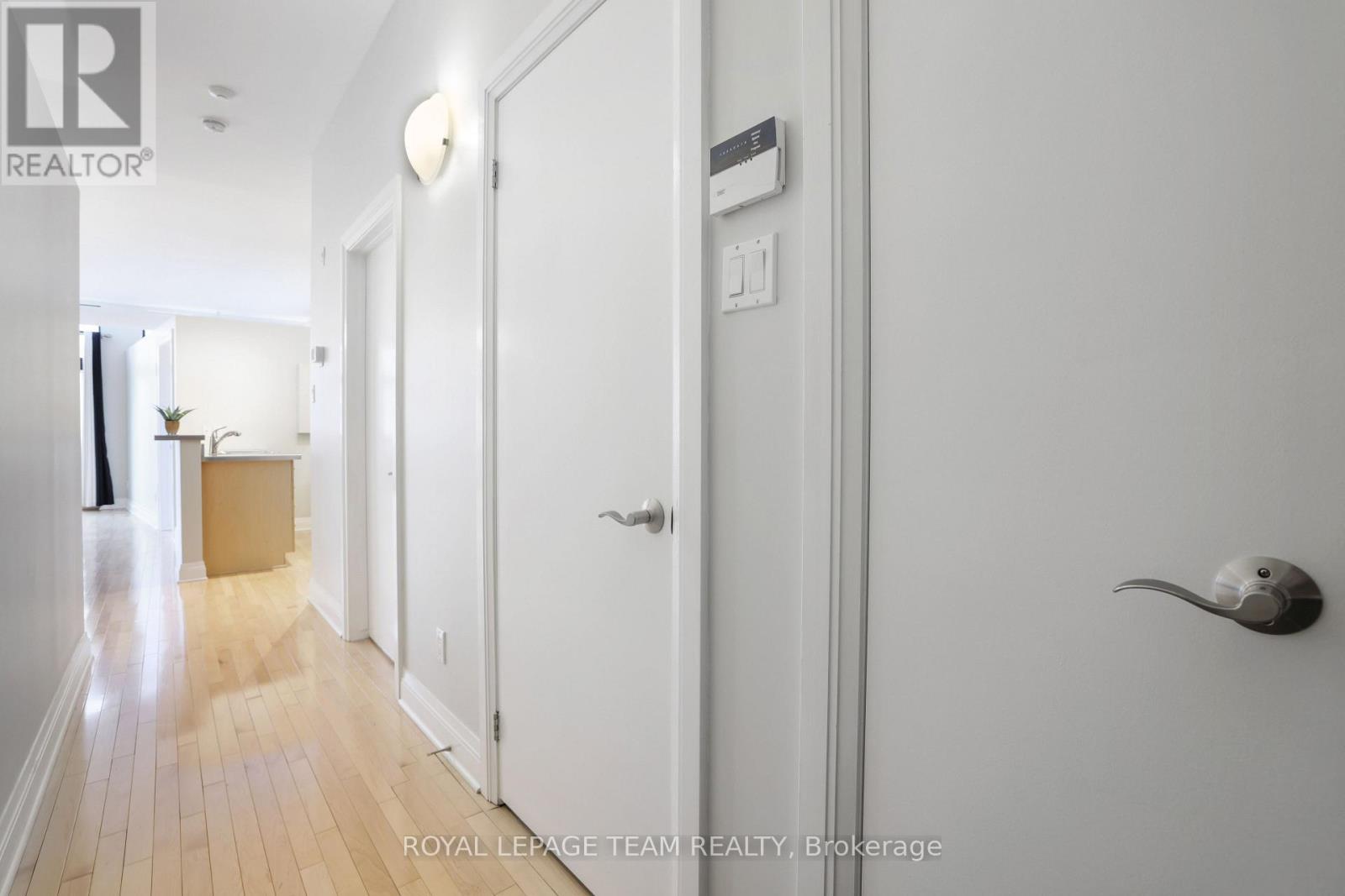 203 - 300 Powell Avenue, Ottawa, Ontario  K1S 5T3 - Photo 3 - X12126390