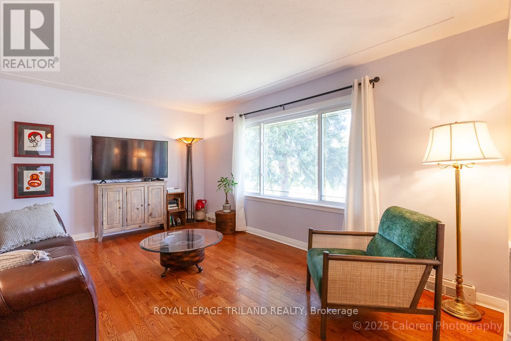 Photo 4 of 31 for 1693 Moffatt Avenue