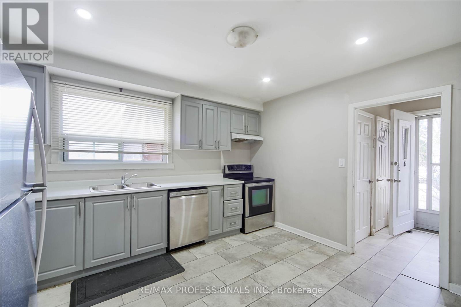 957 Beechwood Avenue, Mississauga, Ontario  L5G 4E3 - Photo 11 - W12126352