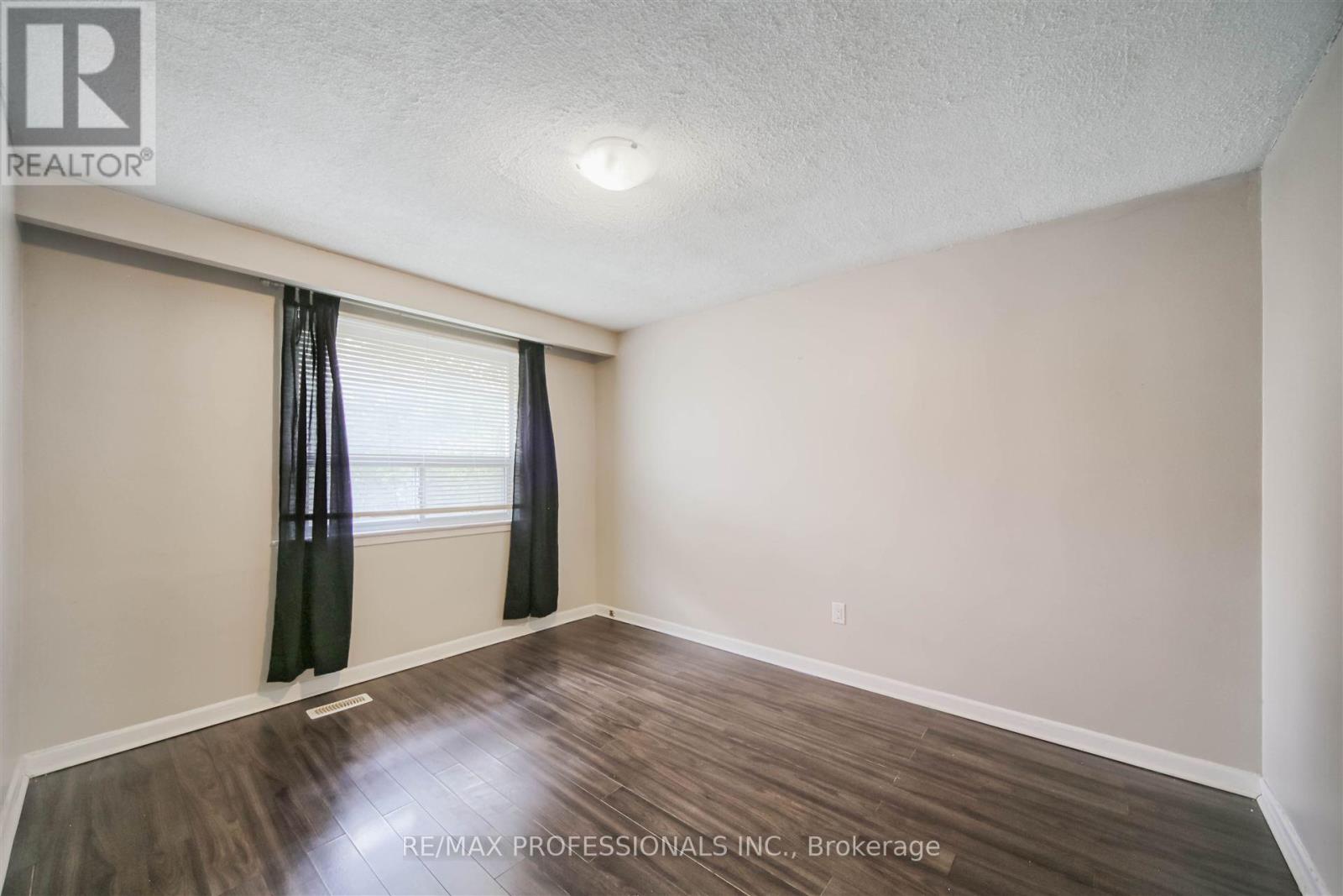 957 Beechwood Avenue, Mississauga, Ontario  L5G 4E3 - Photo 13 - W12126352