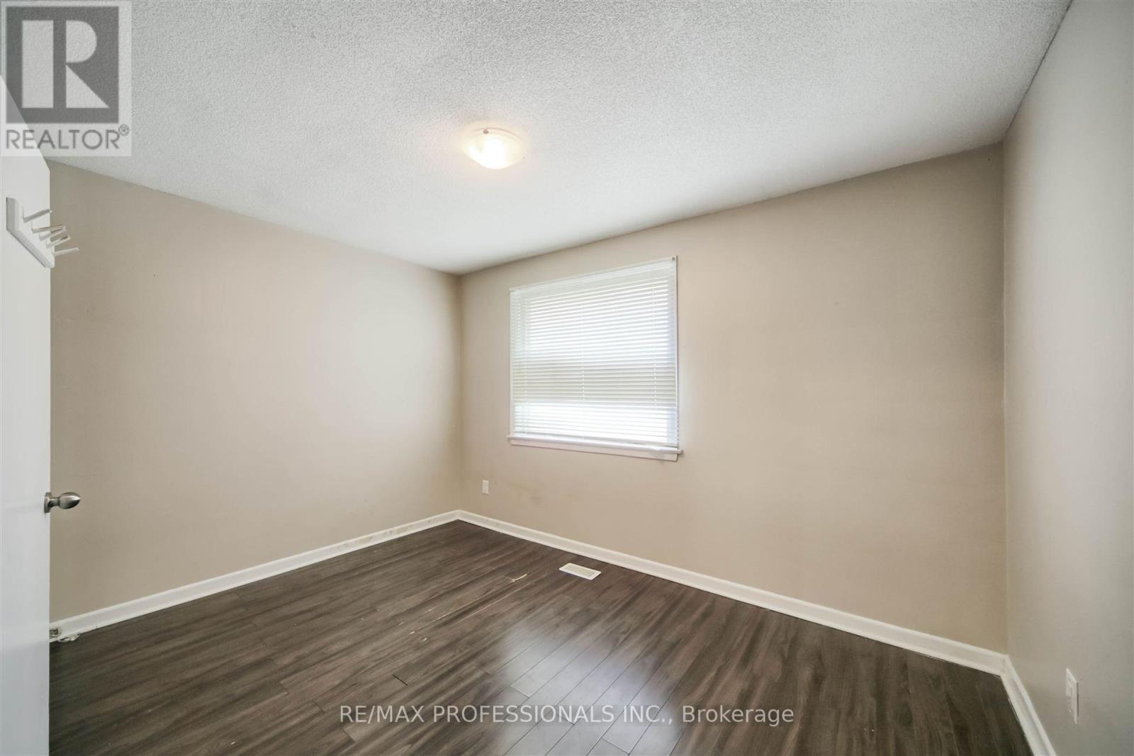 957 Beechwood Avenue, Mississauga, Ontario  L5G 4E3 - Photo 14 - W12126352