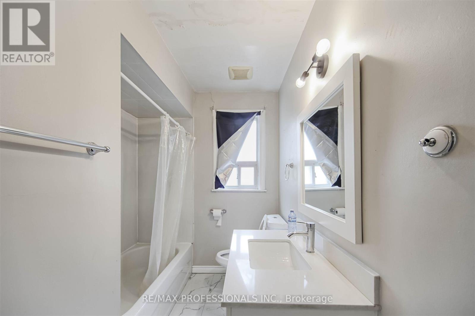 957 Beechwood Avenue, Mississauga, Ontario  L5G 4E3 - Photo 16 - W12126352