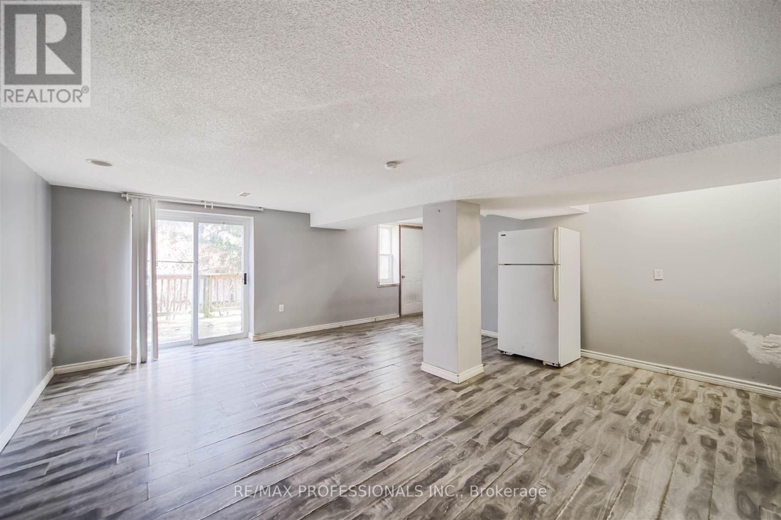 957 Beechwood Avenue, Mississauga, Ontario  L5G 4E3 - Photo 17 - W12126352