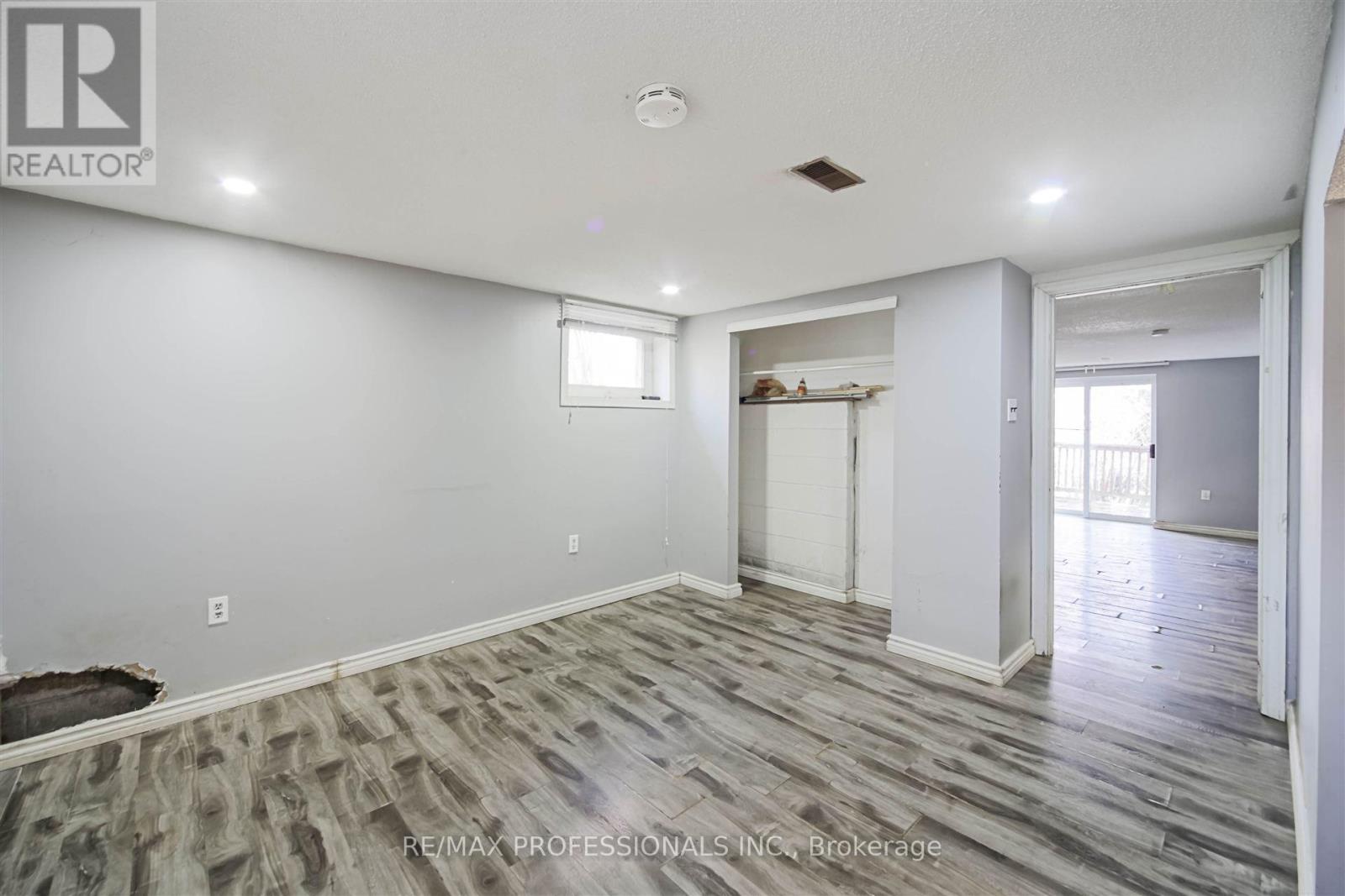 957 Beechwood Avenue, Mississauga, Ontario  L5G 4E3 - Photo 18 - W12126352