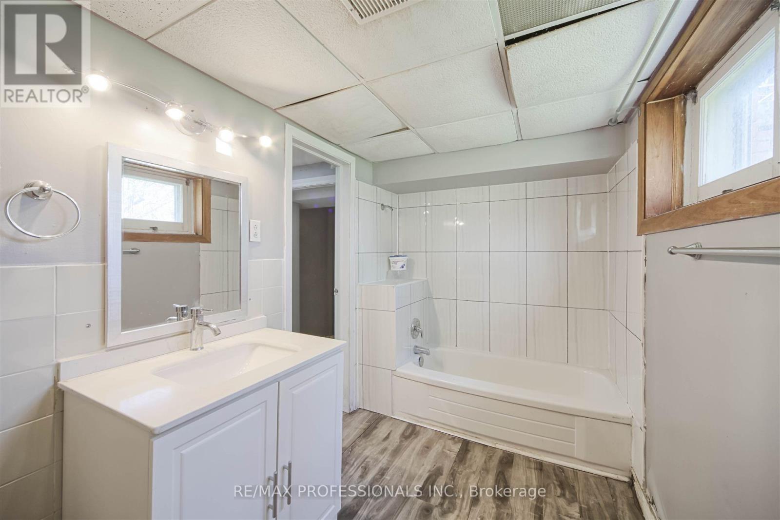 957 Beechwood Avenue, Mississauga, Ontario  L5G 4E3 - Photo 19 - W12126352