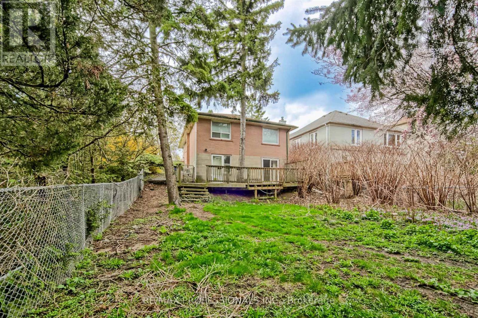 957 Beechwood Avenue, Mississauga, Ontario  L5G 4E3 - Photo 22 - W12126352