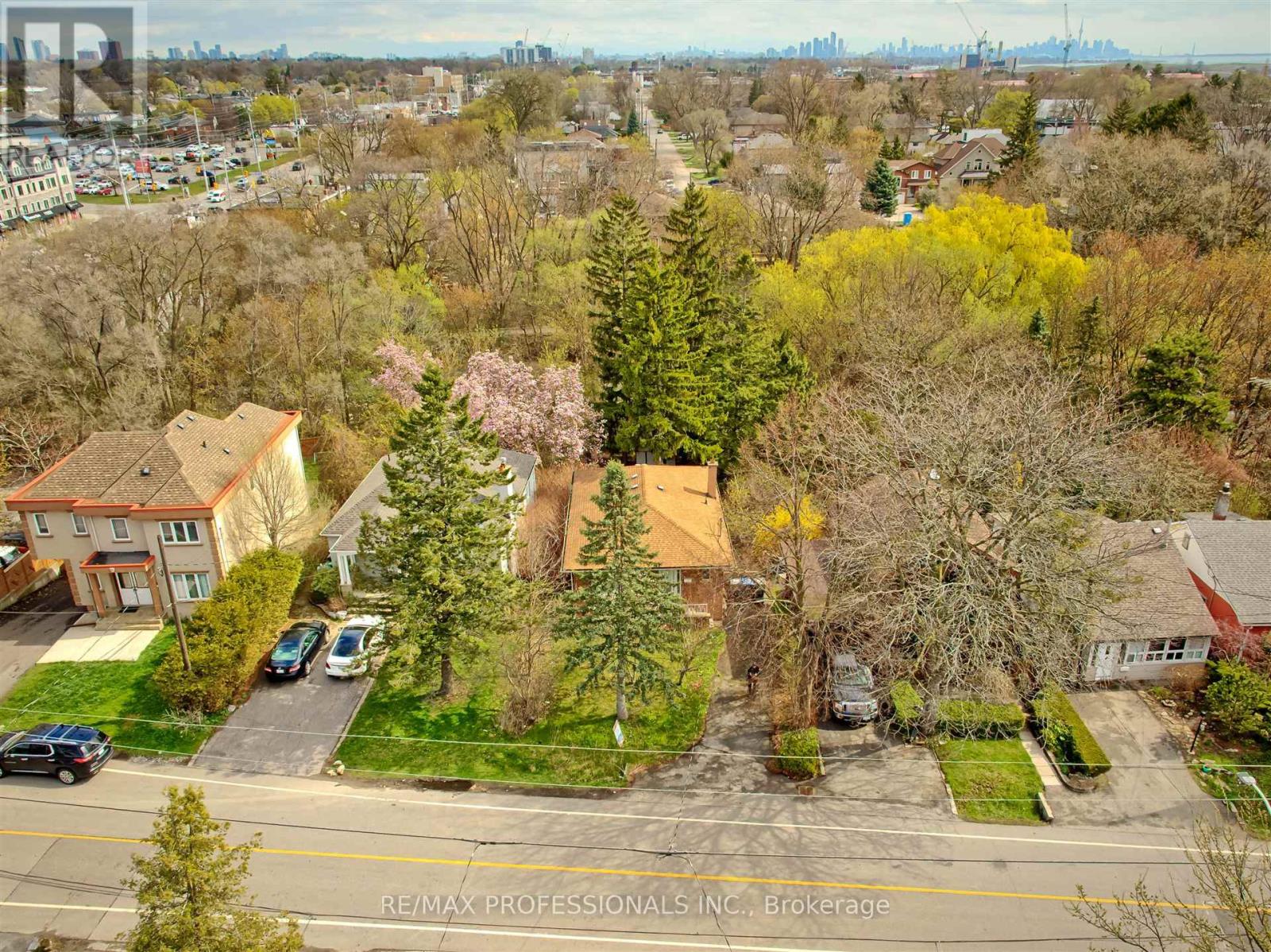 Property at 957 BEECHWOOD AVENUE image 3