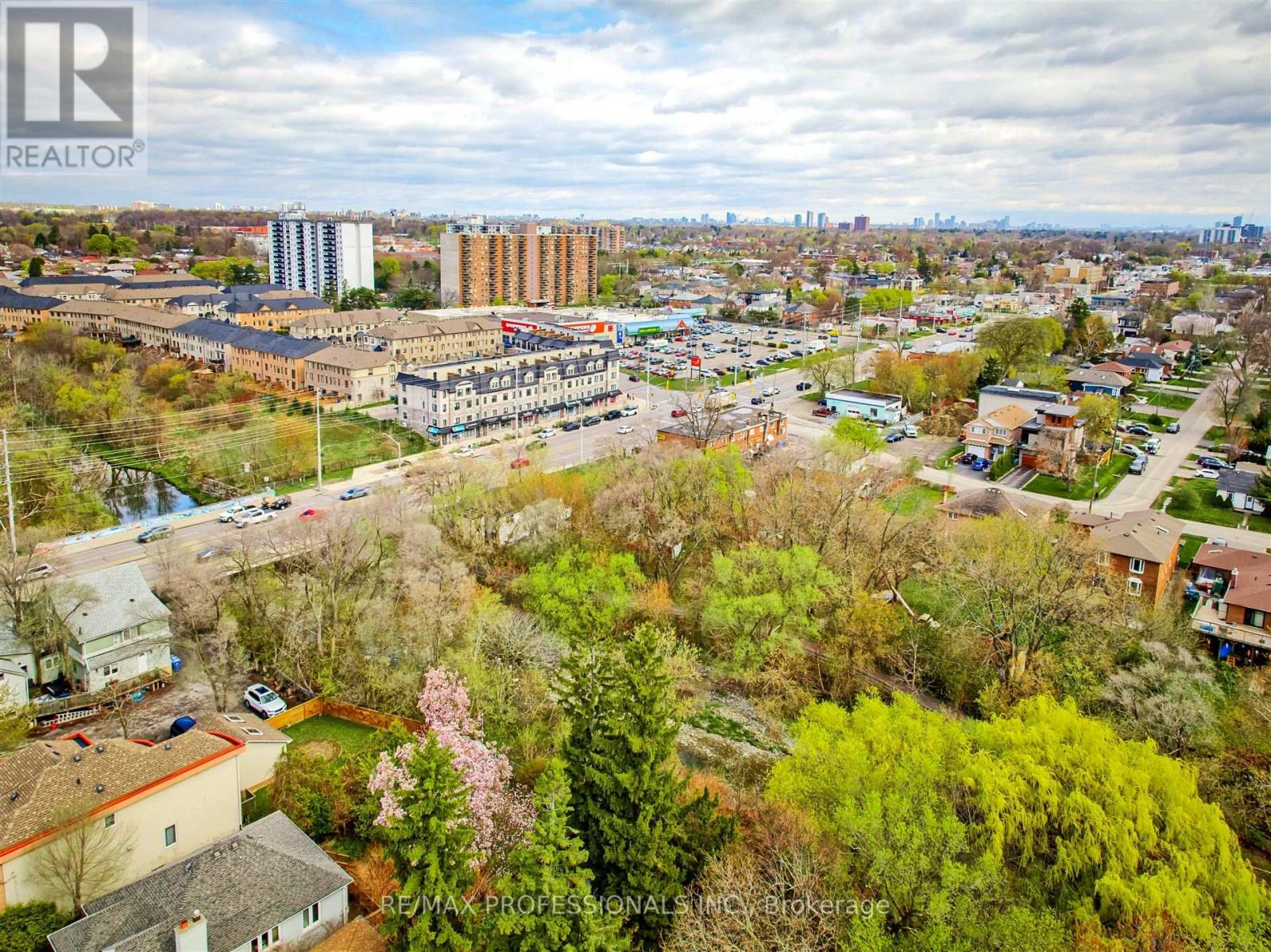 957 Beechwood Avenue, Mississauga, Ontario  L5G 4E3 - Photo 30 - W12126352