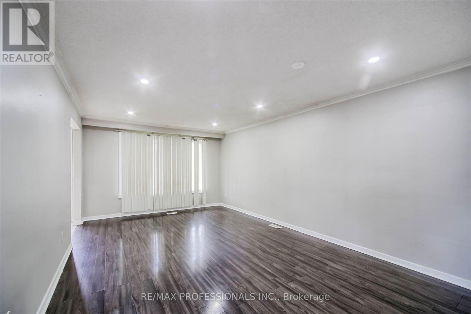 957 Beechwood Avenue, Mississauga, Ontario  L5G 4E3 - Photo 7 - W12126352