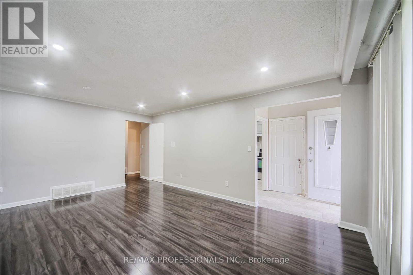 957 Beechwood Avenue, Mississauga, Ontario  L5G 4E3 - Photo 9 - W12126352
