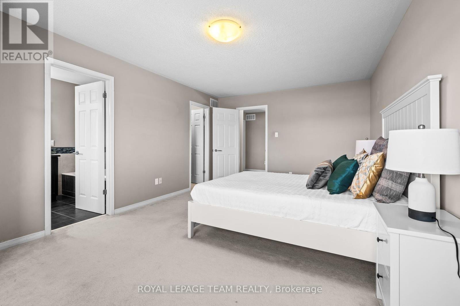 938 Torovin Private Avenue, Ottawa, Ontario  K1B 0A7 - Photo 17 - X12126402