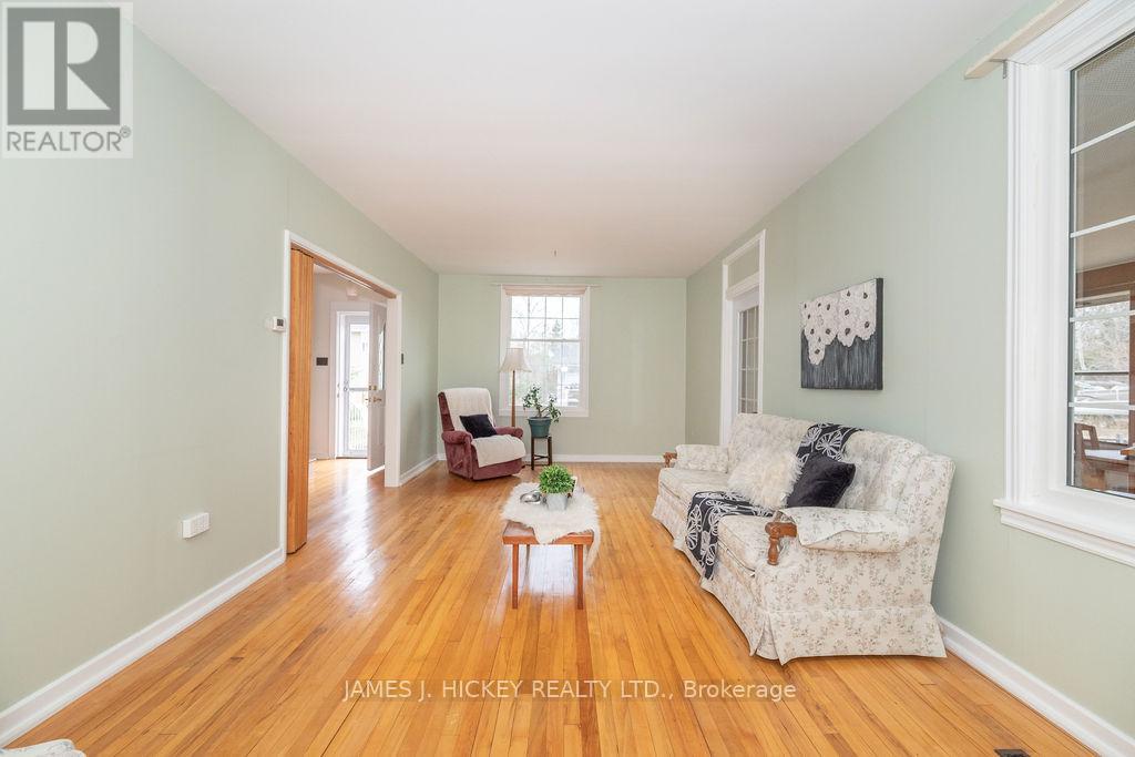 62 Parkdale Avenue, Deep River, Ontario  K0J 1P0 - Photo 5 - X12121487
