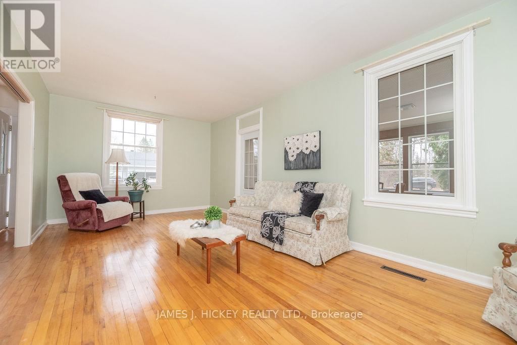 62 Parkdale Avenue, Deep River, Ontario  K0J 1P0 - Photo 6 - X12121487