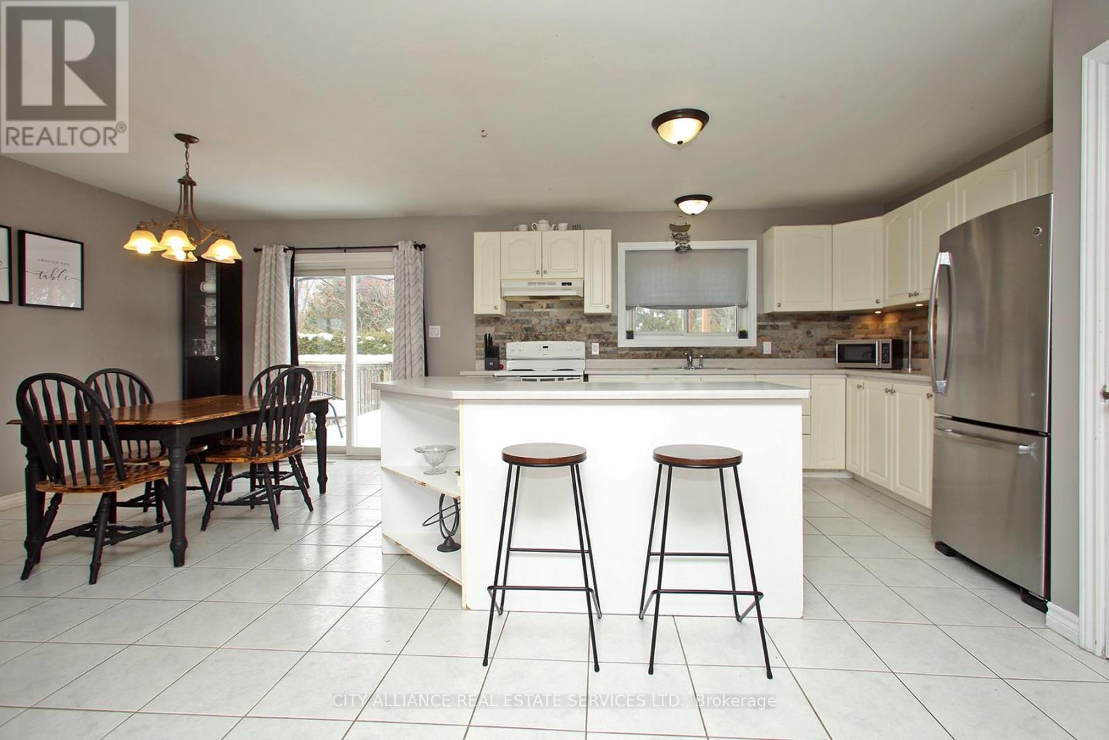 28 Joel Avenue, Georgina, Ontario  L0E 1S0 - Photo 11 - N12126414