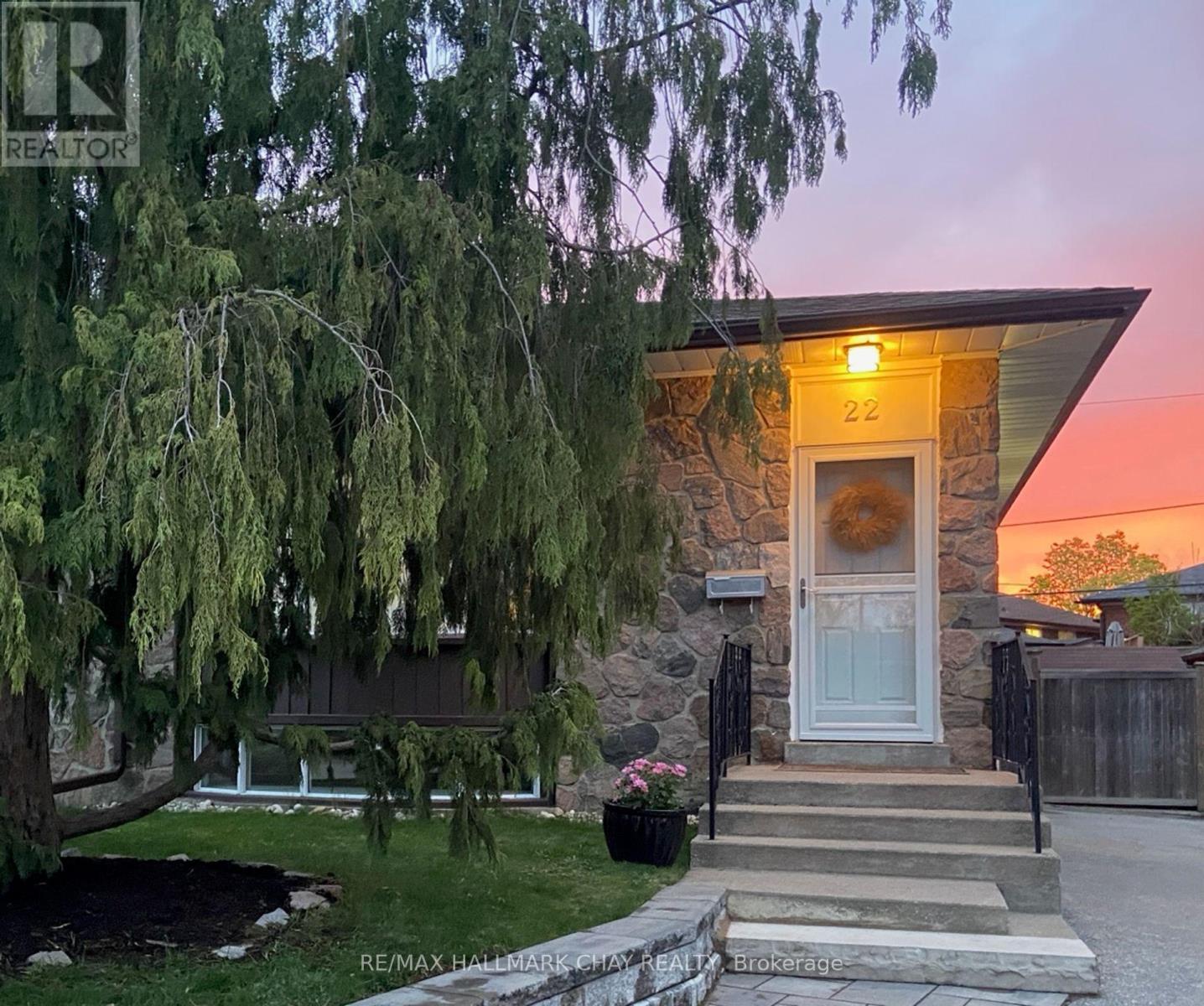 22 Guernsey Drive, Toronto, Ontario  M9C 3A6 - Photo 3 - W12126417
