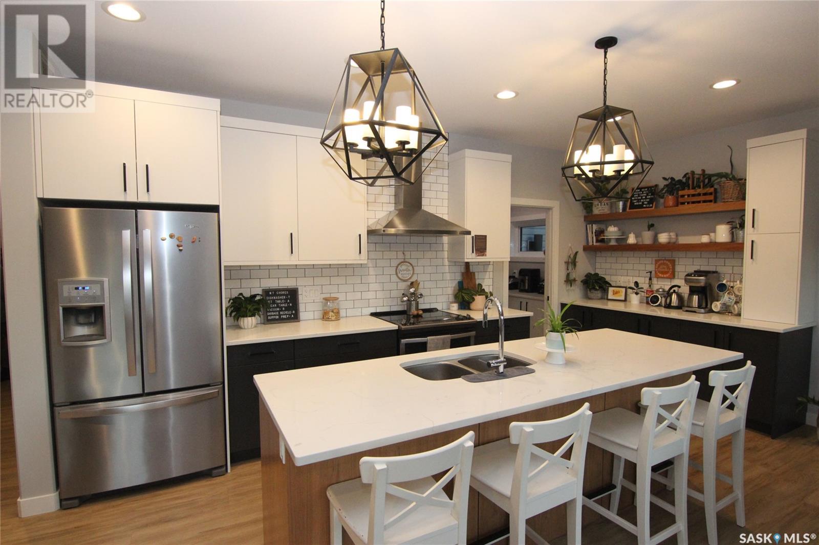 Property at 671 Fast CRESCENT image 3