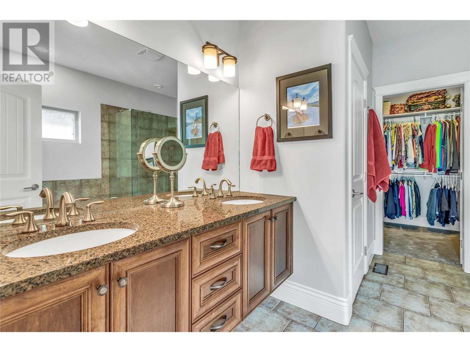 4450 GORDON Drive Unit# 105, Kelowna, BC V1W1T1