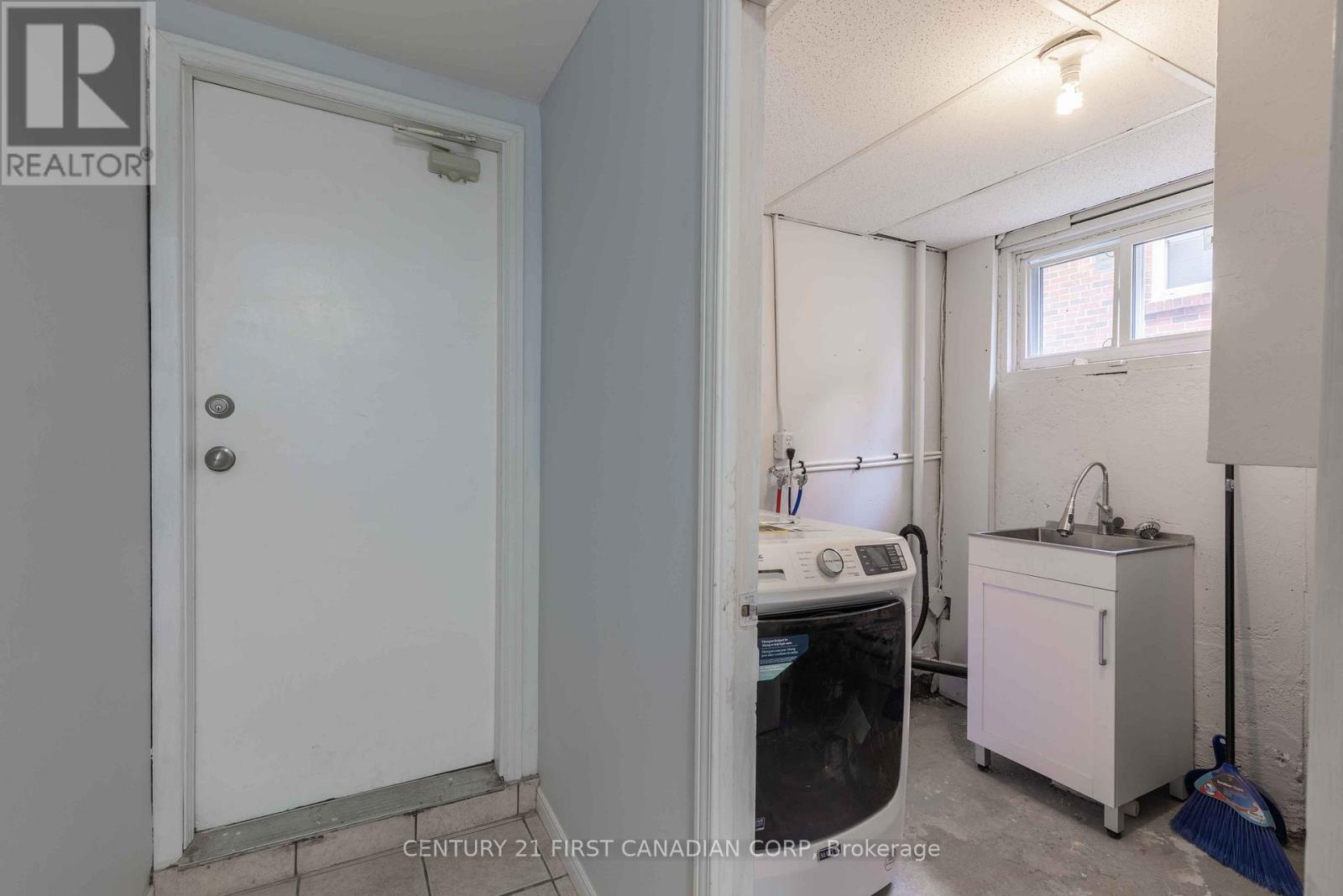 17 Carfrae Crescent, London South, Ontario  N6C 4A8 - Photo 34 - X12126523