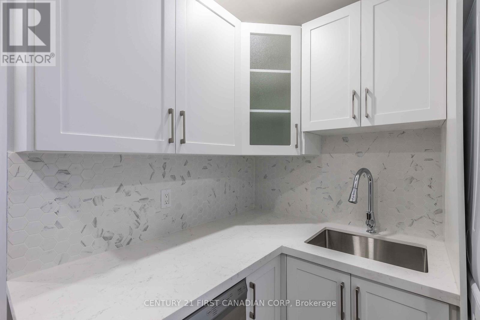 17 Carfrae Crescent, London South, Ontario  N6C 4A8 - Photo 7 - X12126523