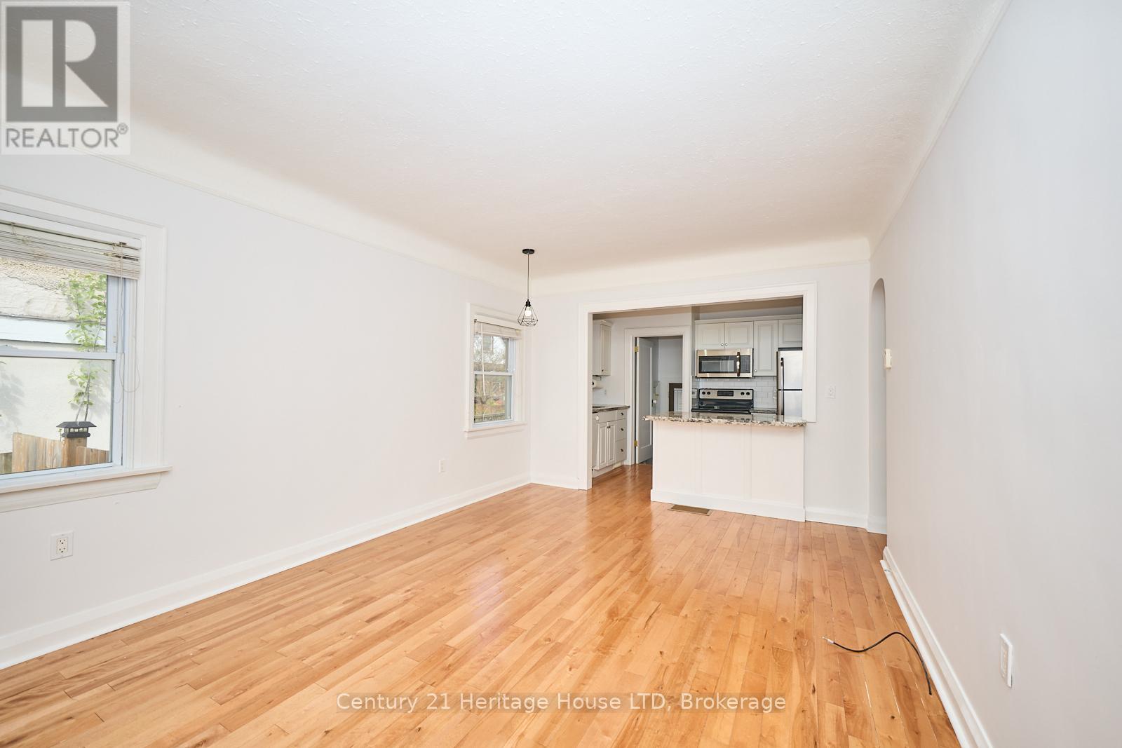 21 Spruce Street, St. Catharines (Downtown), Ontario  L2R 1B6 - Photo 13 - X12126502
