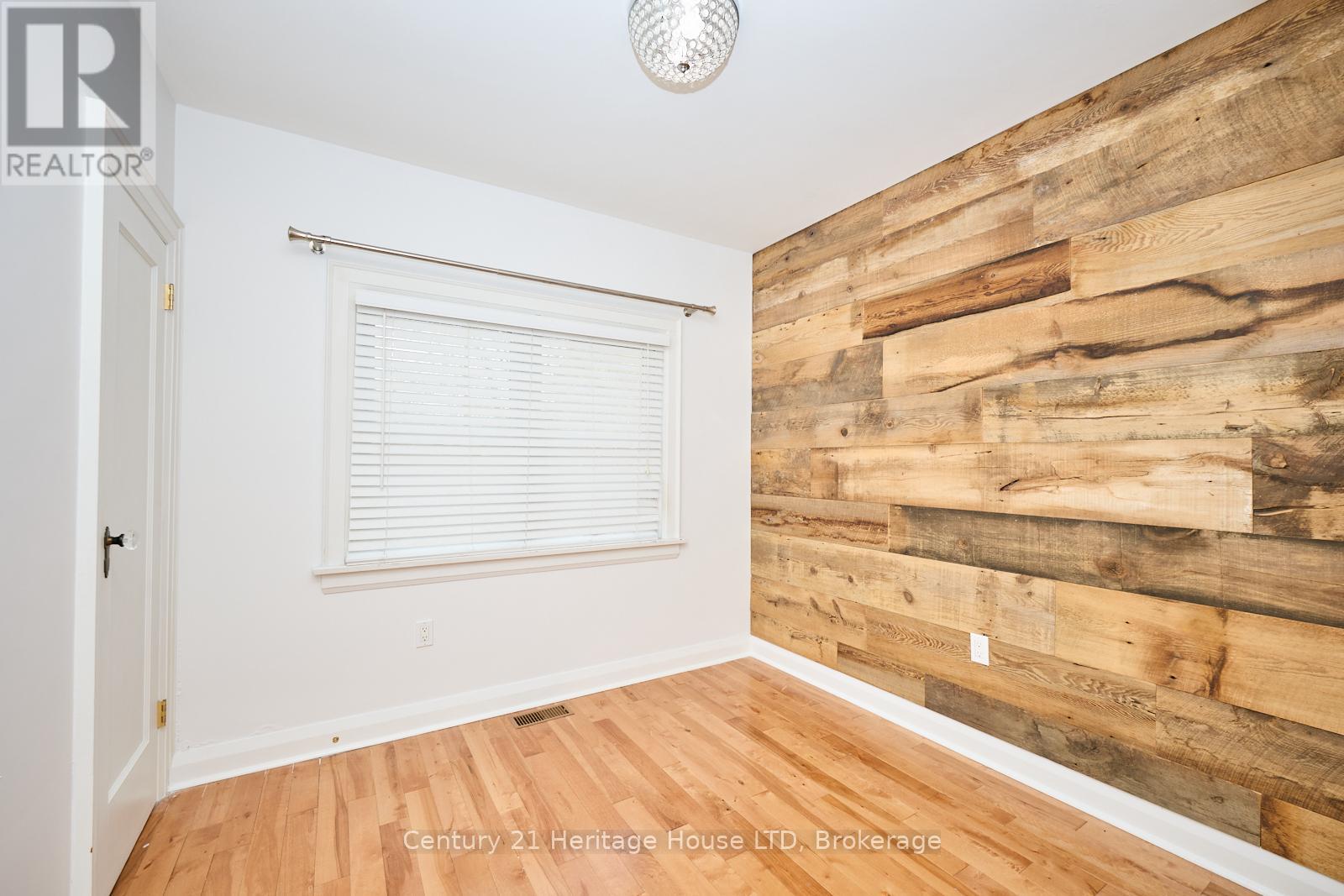 21 Spruce Street, St. Catharines (Downtown), Ontario  L2R 1B6 - Photo 19 - X12126502