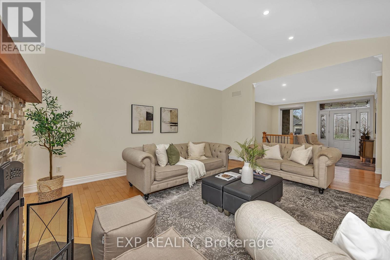 6703 Suncrest Drive, Ottawa, Ontario  K4P 0B4 - Photo 8 - X12126506