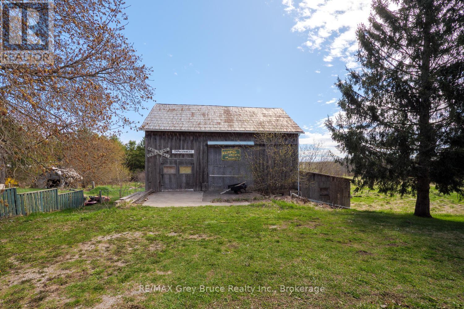 10179 6 Highway, Georgian Bluffs, Ontario  N0H 2T0 - Photo 12 - X12121153