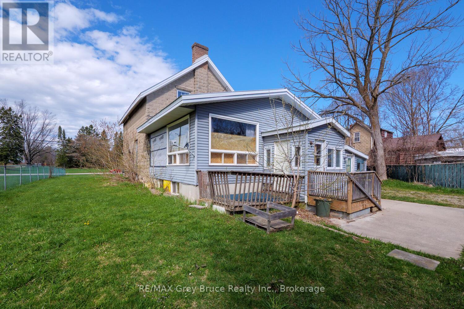 10179 6 Highway, Georgian Bluffs, Ontario  N0H 2T0 - Photo 11 - X12121153